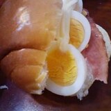 ロールパンの卵ベーコンサンド！